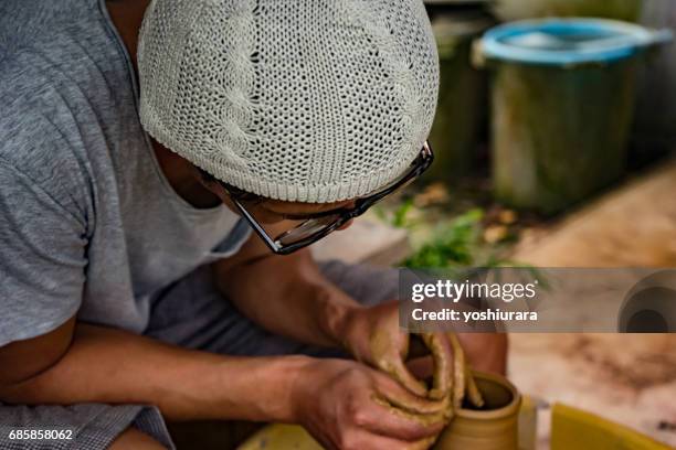 職人肌の陶芸家 - 集中 stock-fotos und bilder