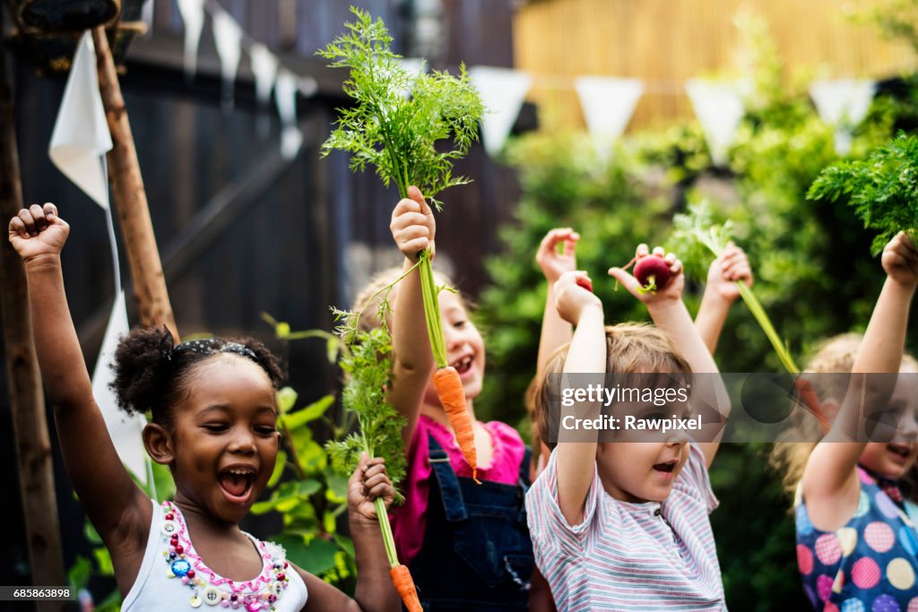 孩子們在菜園裡吃胡蘿蔔