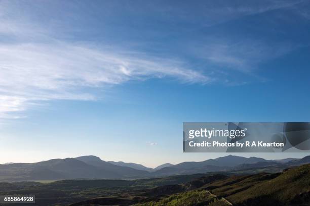 big blue sky over the mountains of snowdonia, north wales - 巻雲 ストックフォトと画像