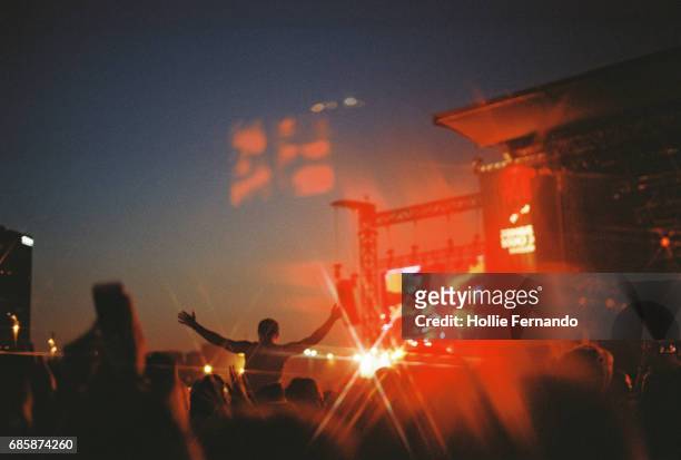 festival crowd with lights at night - music festival stock pictures, royalty-free photos & images