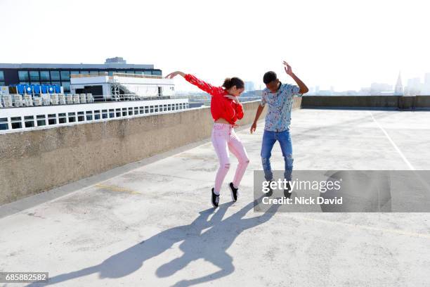 teenagers dancing on a london rooftop overlooking the city. - dance photos et images de collection