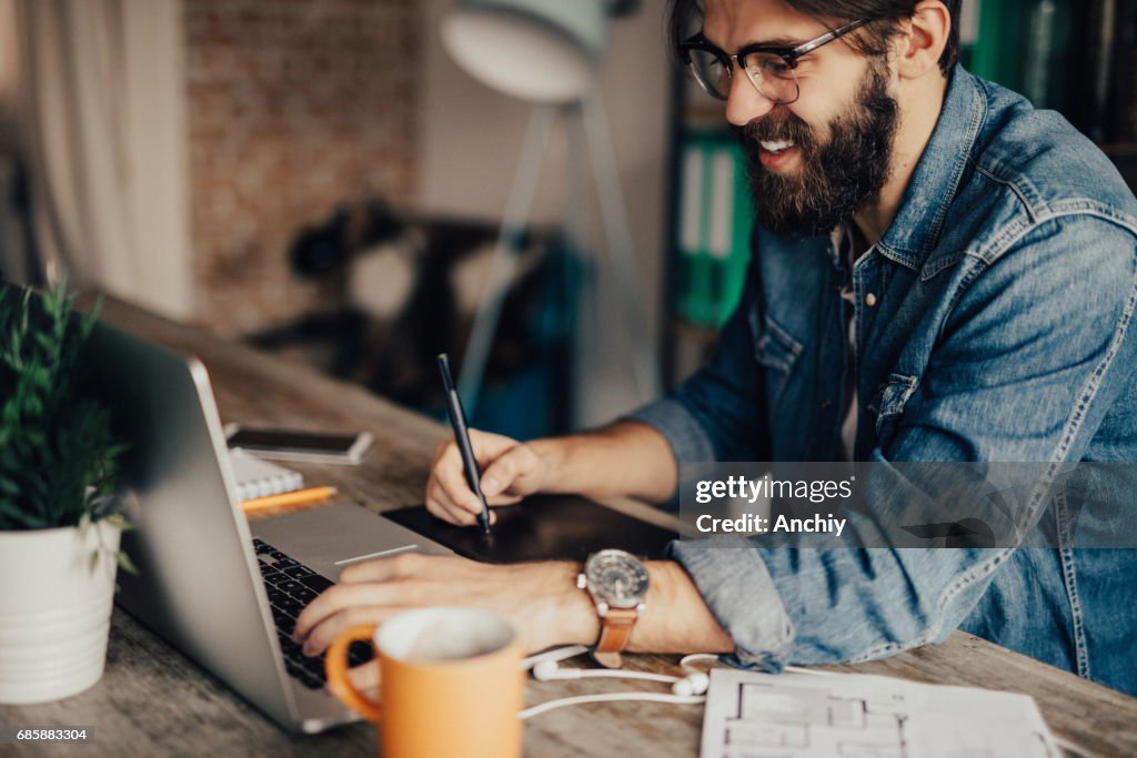 Freelancer werken bij zijn kantoor aan huis
