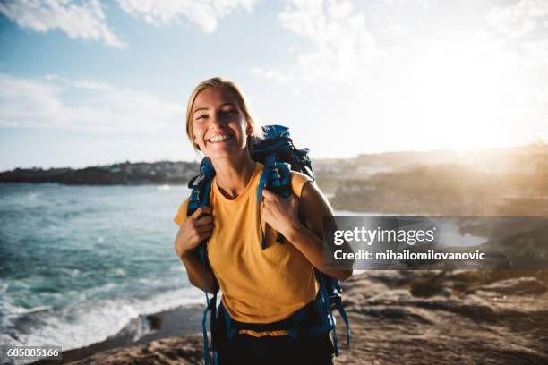 blond meisje met rugzak - australia women stockfoto's en -beelden