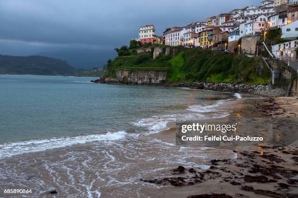 beach and city of lastres, in asturias, northern spain - lastres village in asturias - fotografias e filmes do acervo