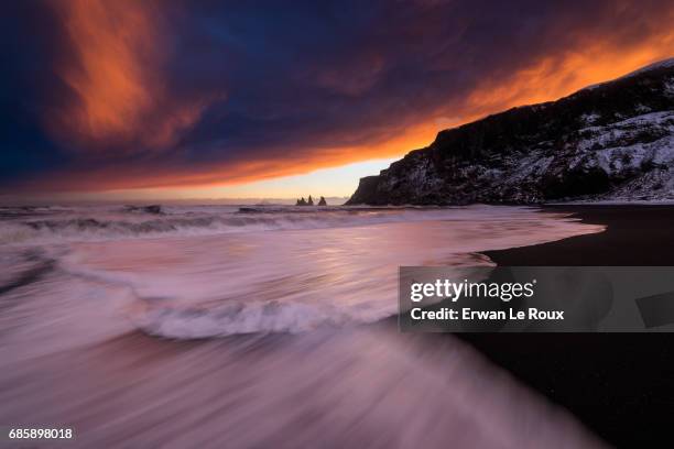 sky on fire over vik - couleur vive stock-fotos und bilder