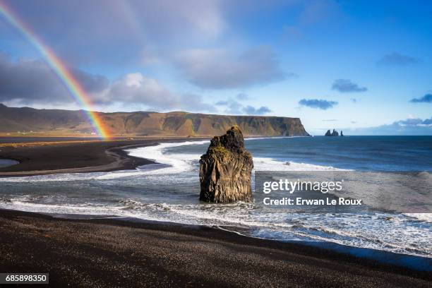 rainbow on reynisfjara beach - scène non urbaine stock-fotos und bilder