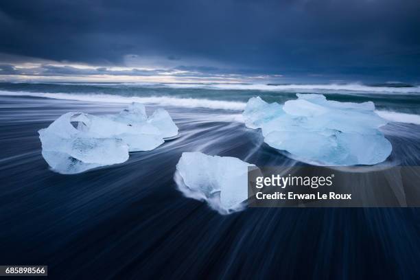 ice rocks - ciel changeant stock-fotos und bilder