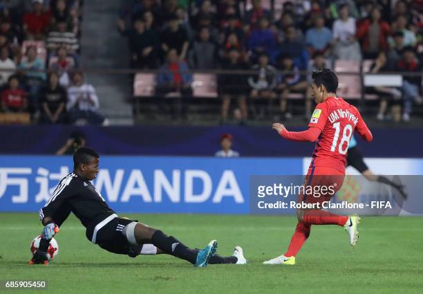 Lim Minhyeok of Korea Republic gets the ball past to Guinea goalkeeper Moussa Camara score during the FIFA U-20 World Cup Korea Republic 2017 group A...