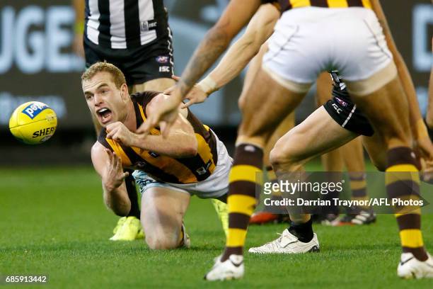 Tom Mitchell of the Hawks handballs during the round nine AFL match between the Collingwood Magpies and the Hawthorn Hawks at Melbourne Cricket...