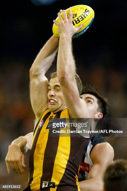 Tom Mitchell of the Hawks marks the ball during the round nine AFL match between the Collingwood Magpies and the Hawthorn Hawks at Melbourne Cricket...