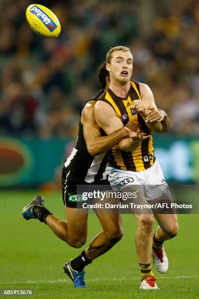 Tom Mitchell of the Hawks handballs during the round nine AFL match between the Collingwood Magpies and the Hawthorn Hawks at Melbourne Cricket...