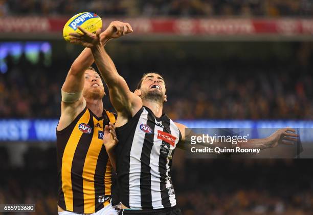 Ty Vickery of the Hawks and Brodie Grundy of the Magpies compete in the ruck during the round nine AFL match between the Collingwood Magpies and the...