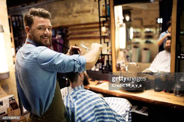 im barber shop - coiffeur stock-fotos und bilder