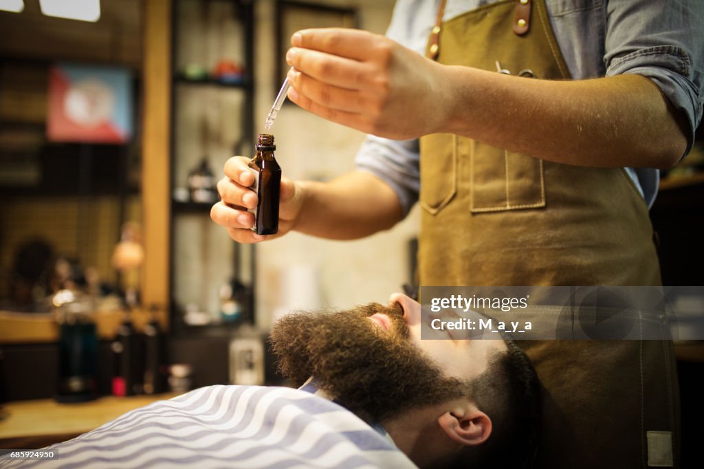 Kapper baard olie zetten naar client