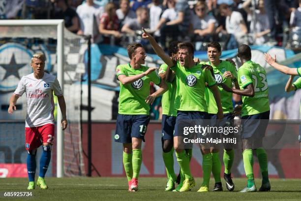 Robin Knoche of Wolfsburg celebrates with his team-mates after scoring his team's first goal during the Bundesliga match between Hamburger SV and VfL...