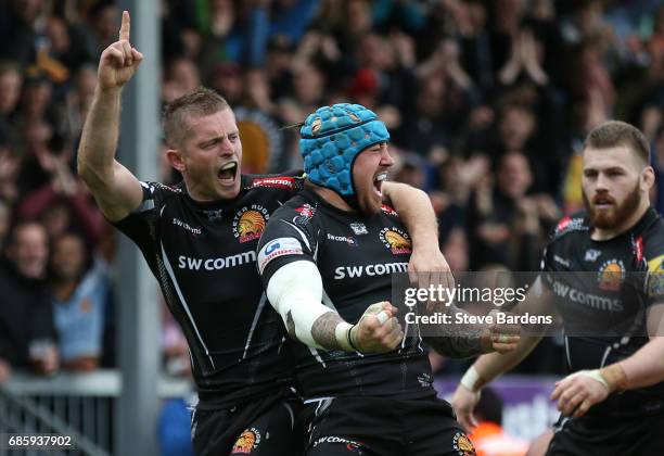 Jack Nowell of Exeter Chiefs celebrates with teammate Gareth Steenson after scoring the opening try during the Aviva Premiership semi final match...