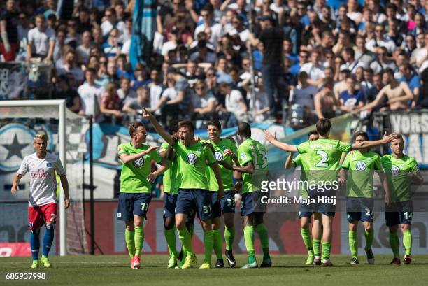 Robin Knoche of Wolfsburg celebrates with his team-mates after scoring his team's first goal during the Bundesliga match between Hamburger SV and VfL...
