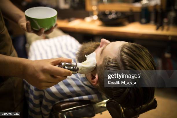 scheren tijd bij de kapper - scheerkwast stockfoto's en -beelden