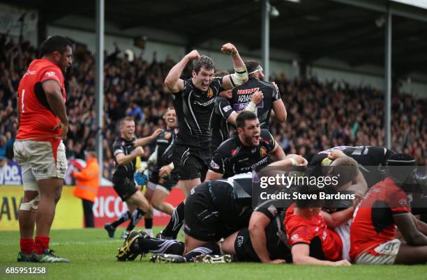 Exeter players celebrate as Sam Simmonds of Exeter Chiefs scores the late match winning try during the Aviva Premiership semi final match between...