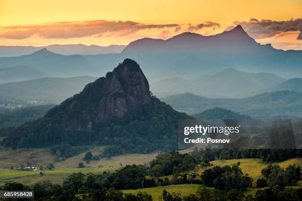doughboy hill and mount warning - valle tweed fotografías e imágenes de stock