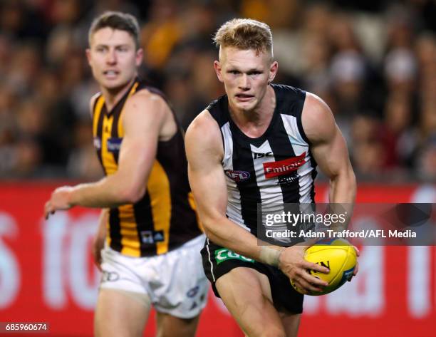 Adam Treloar of the Magpies in action during the 2017 AFL round 09 match between the Collingwood Magpies and the Hawthorn Hawks at the Melbourne...