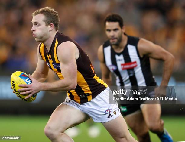 Tom Mitchell of the Hawks in action during the 2017 AFL round 09 match between the Collingwood Magpies and the Hawthorn Hawks at the Melbourne...