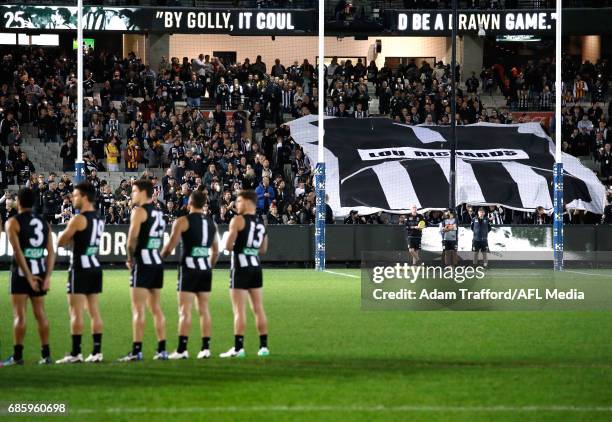 Magpies players line up together for a tribute to Lou Richards during the 2017 AFL round 09 match between the Collingwood Magpies and the Hawthorn...