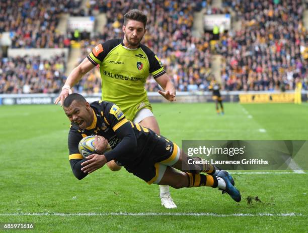 Kurtley Beale of Wasps dives over to score the opening try during the Aviva Premiership match between Wasps and Leicester Tigers at The Ricoh Arena...