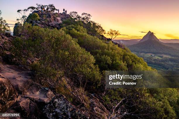 sunset at the top of mt ngungun - beerwah foto e immagini stock