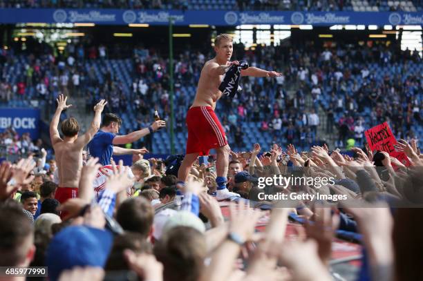 Lewis Holtby of HSV celebrates after the Bundesliga match between Hamburger SV and VfL Wolfsburg at Volksparkstadion on May 20, 2017 in Hamburg,...