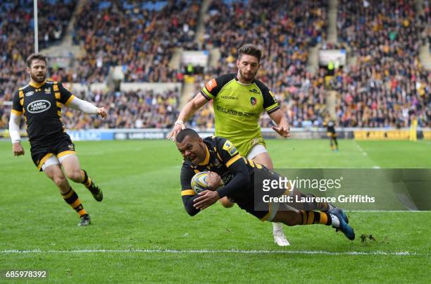 Kurtley Beale of Wasps dives over to score the opening try under pressure from Owen Williams of Leicester Tigers during the Aviva Premiership match...