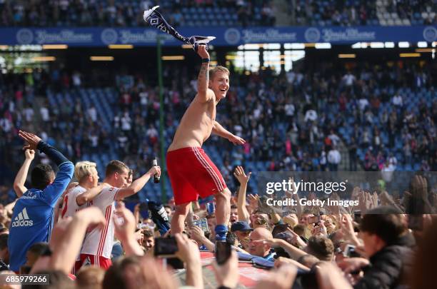 Lewis Holtby of HSV celebrates after the Bundesliga match between Hamburger SV and VfL Wolfsburg at Volksparkstadion on May 20, 2017 in Hamburg,...