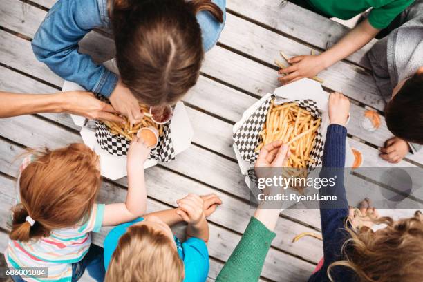 amis, manger chez food truck - kids menu photos et images de collection