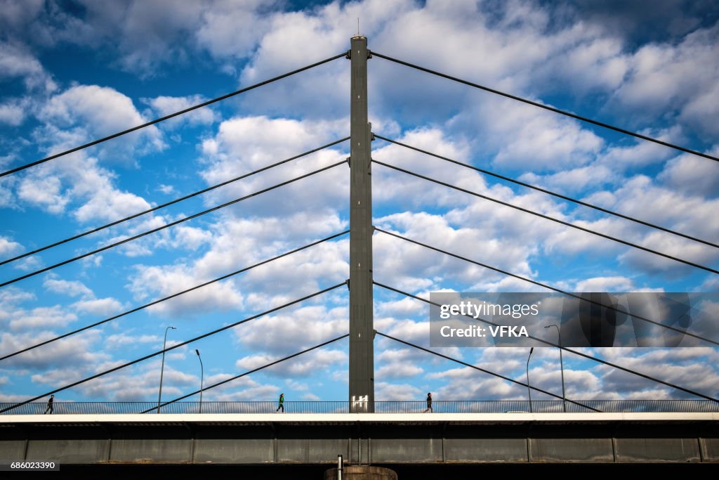 Läufer am Theodor-Heuss-Brücke, eine Brücke über den Rhein, Düsseldorf, Deutschland