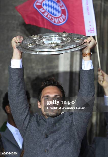 Mats Hummels of Bayern Muenchen celebrates winning the 67th German Championship title on the town hall balcony at Marienplatz on May 20, 2017 in...