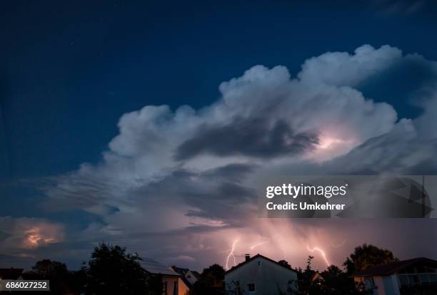 cloud with thunder lightning - lightning home stock pictures, royalty-free photos & images
