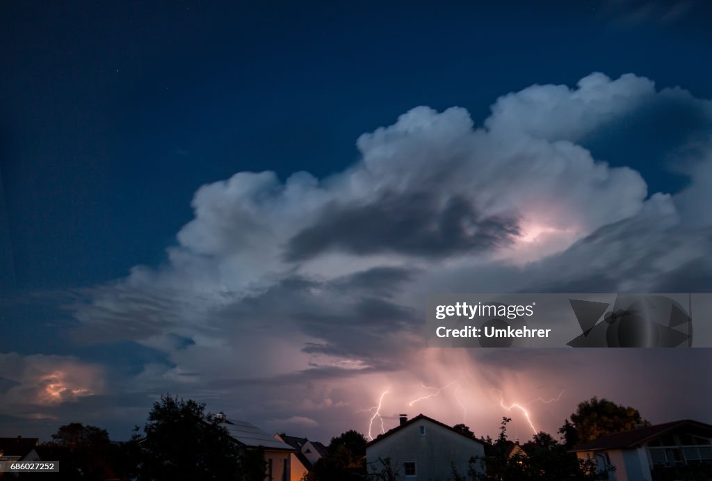 Molnet med thunder lightning