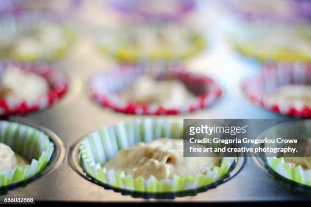 fresh cupcakes - ausbackteig stock-fotos und bilder