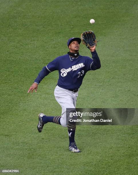 Keon Broxton of the Milwaukee Brewers makes a ctach against the Chicago Cubs at Wrigley Field on May 19, 2017 in Chicago, Illinois. The Brewers...