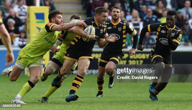 Jimmy Gopperth of Wasps breaks clear of Owen Williams during the Aviva Premiership semi final match between Wasps and Leicester Tigers at The Ricoh...