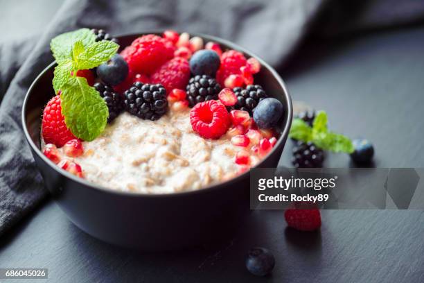 gachas de avena orgánica saludable con bayas - oats food fotografías e imágenes de stock
