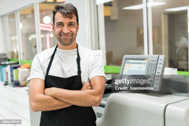homme d’âge mûr se présentant à son atelier d’imprimerie-graphisme - stéréotype de la classe moyenne photos et images de collection