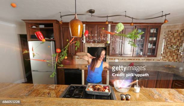 マジックでお食事を調理する女性 - 不思議グッズ ストックフォトと画像