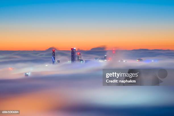 a foggy dawn over brisbane city - brisbane city fotografías e imágenes de stock