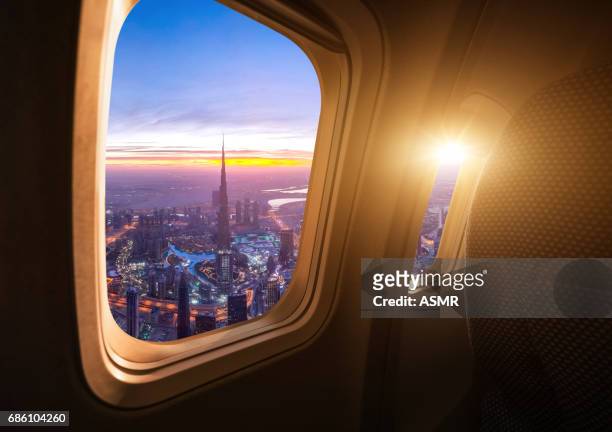de skyline van dubai vanuit het vliegtuig - airplane window stockfoto's en -beelden
