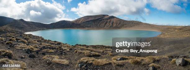 blue lake in tongariro national park with panorama view. - anel de fogo do pacífico imagens e fotografias de stock