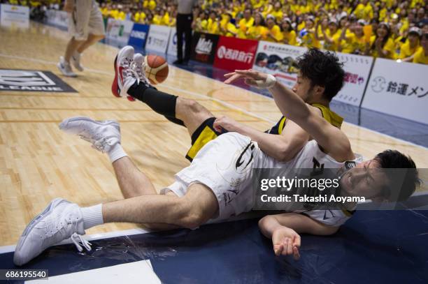 Ryoma Hashimoto of the SeaHorse Mikawa and Yuta Tabuse of the Tochigi Brex battle for the ball during the B. League 2017 semi final match between...