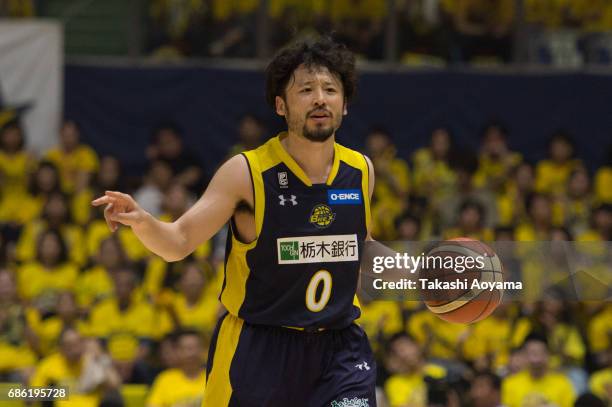 Yuta Tabuse of the Tochigi Brex dribbles the ball during the B. League 2017 semi final match between Tochigi Brex and SeaHorses Mikawa at Utsunomiya...