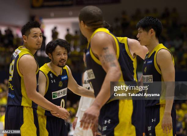 Yuta Tabuse of the Tochigi Brex talks with his team mates during the B. League 2017 semi final match between Tochigi Brex and SeaHorses Mikawa at...