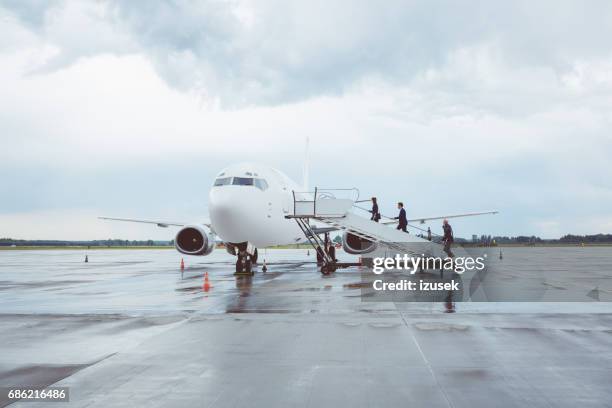 business mensen aan boord vliegtuig - boarding plane stockfoto's en -beelden